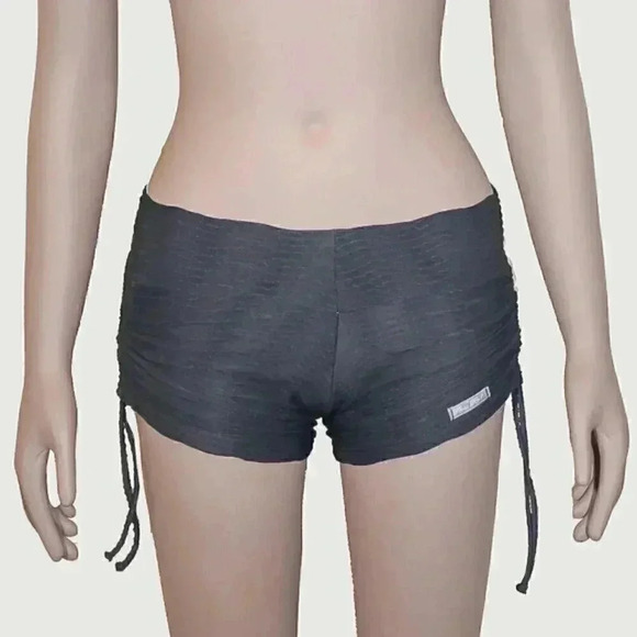 Black Athletic Scrunchy Pleated Shorts Size Small Athleisure‎ Shorts - Picture 2 of 5